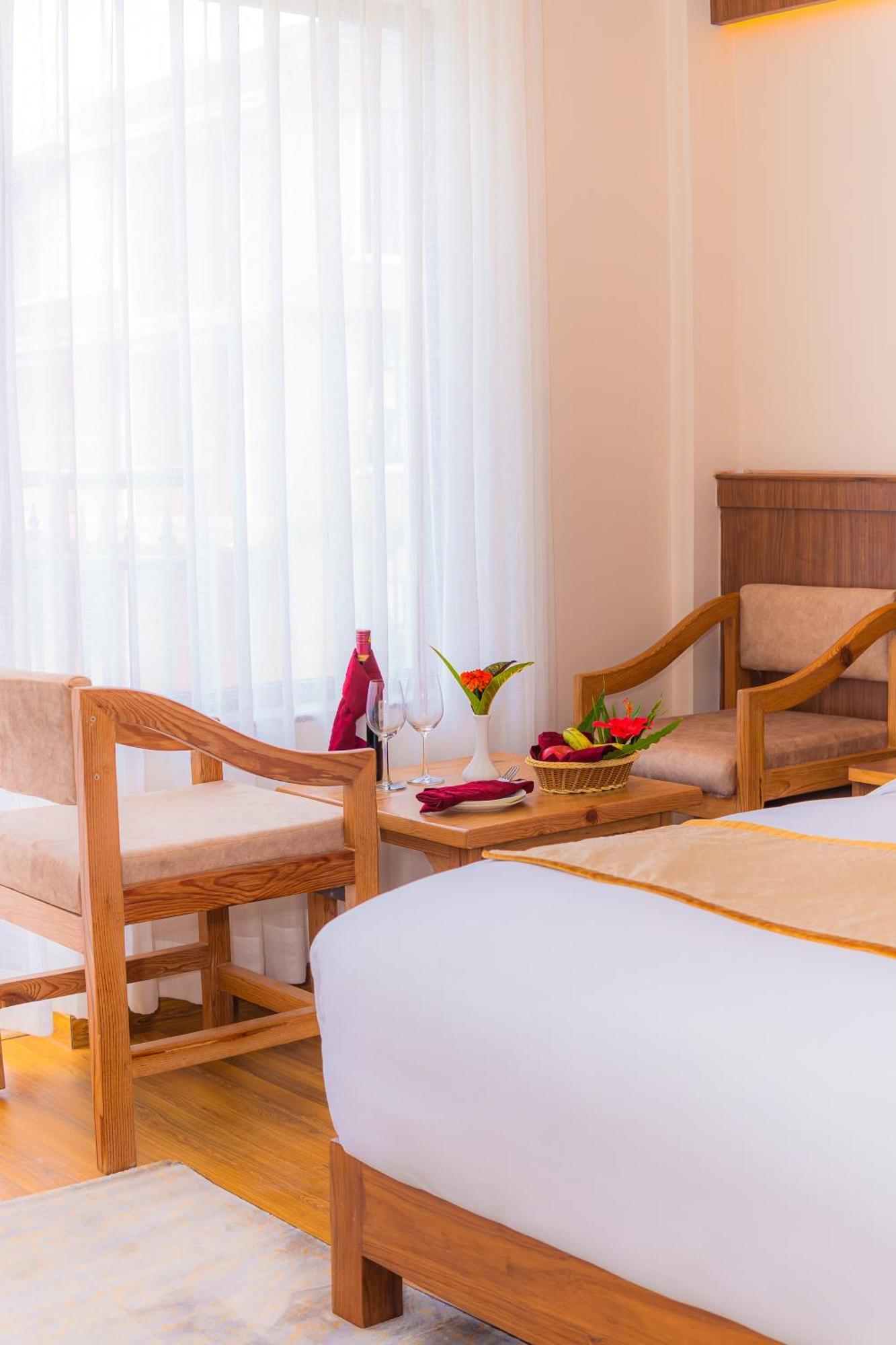 Temple Himalaya Hotel & Spa โพคารา ภายนอก รูปภาพ