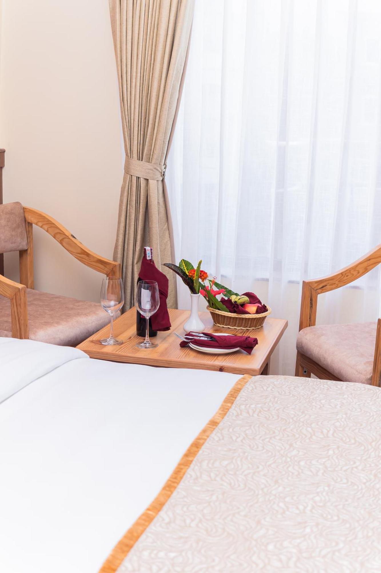 Temple Himalaya Hotel & Spa โพคารา ภายนอก รูปภาพ