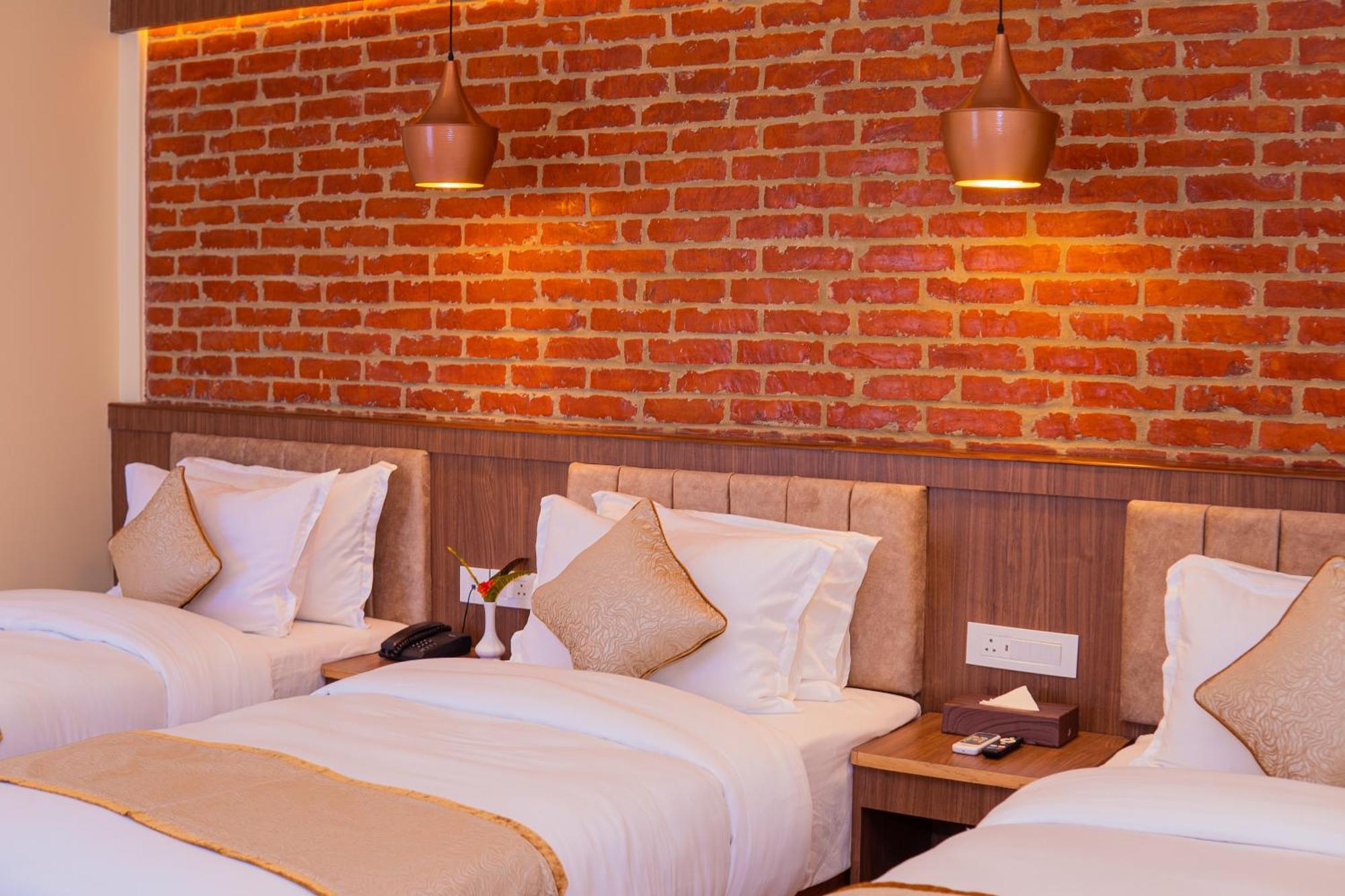 Temple Himalaya Hotel & Spa โพคารา ภายนอก รูปภาพ