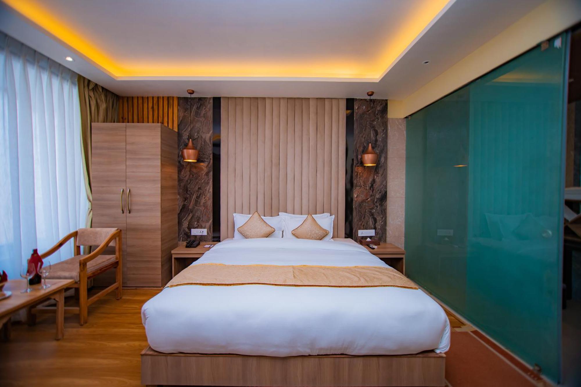 Temple Himalaya Hotel & Spa โพคารา ภายนอก รูปภาพ