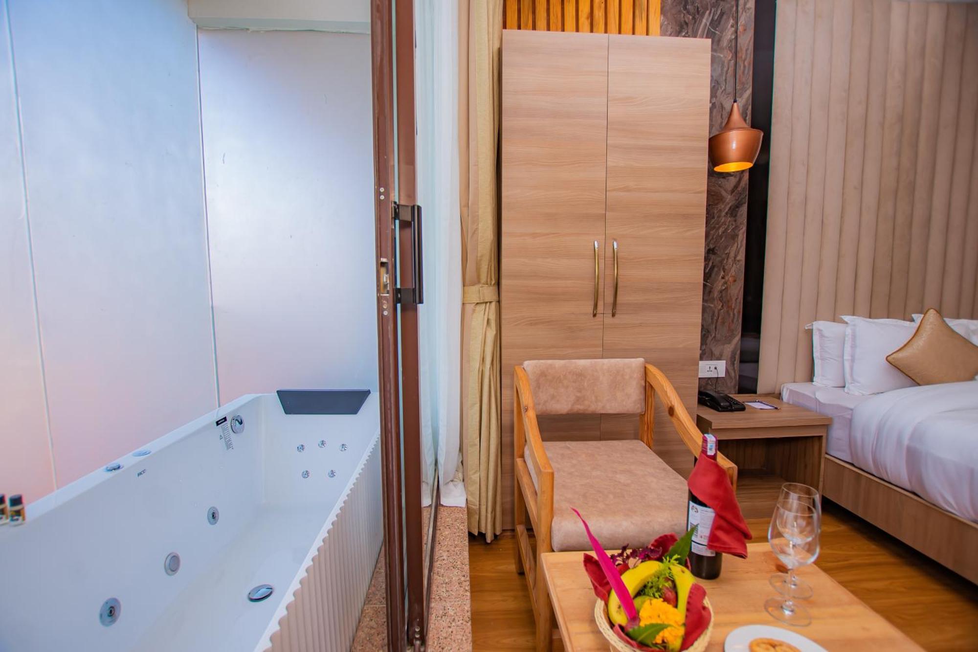Temple Himalaya Hotel & Spa โพคารา ภายนอก รูปภาพ