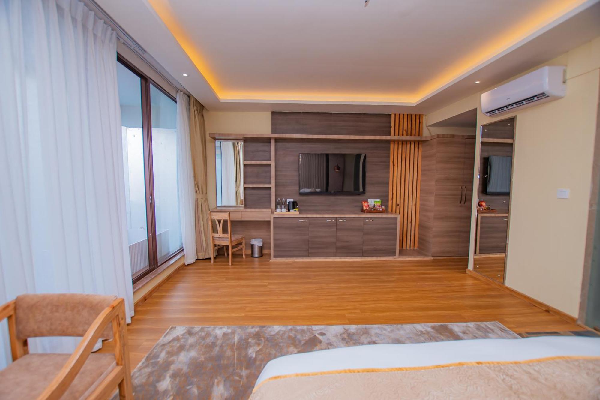 Temple Himalaya Hotel & Spa โพคารา ภายนอก รูปภาพ