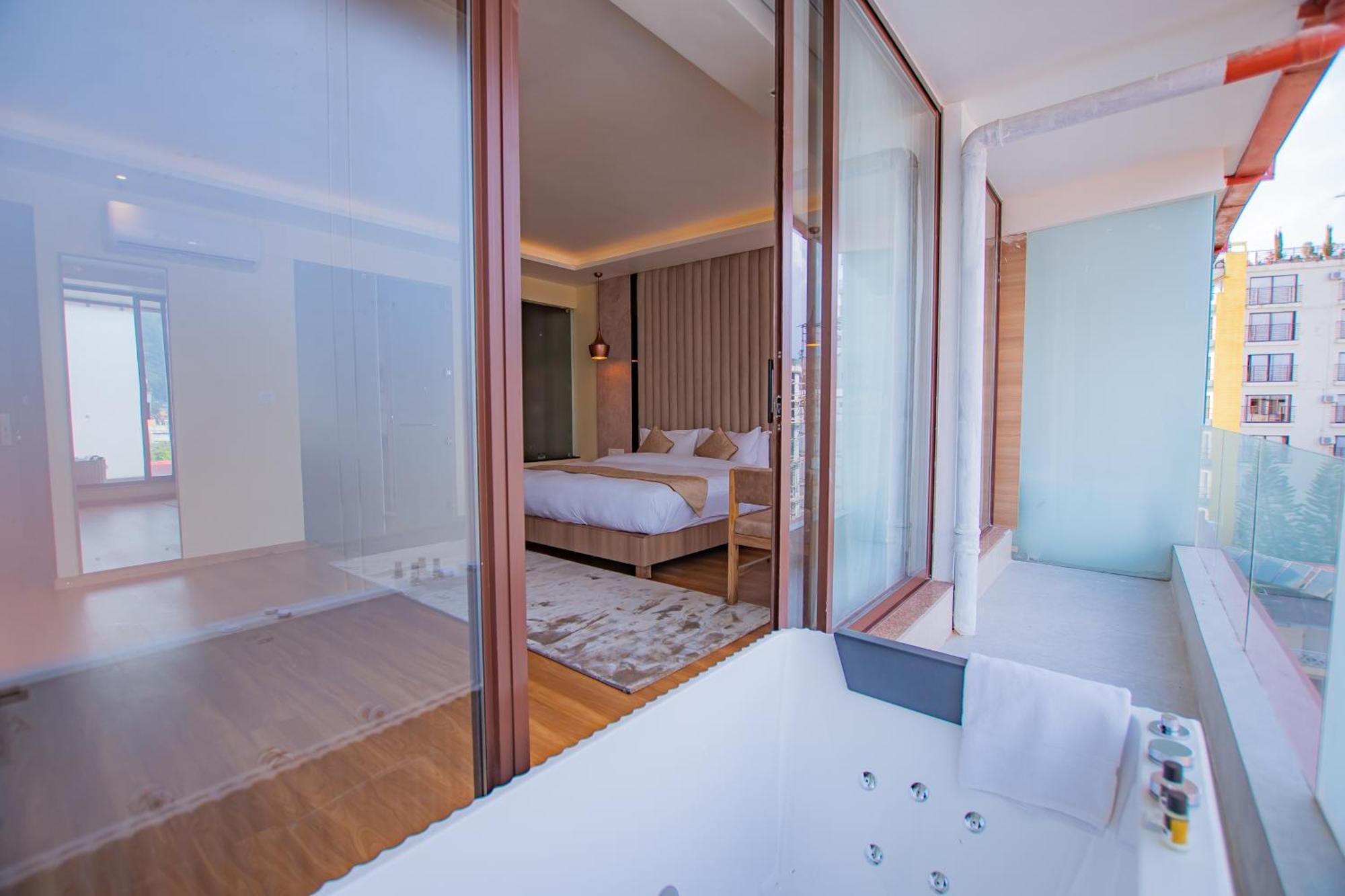 Temple Himalaya Hotel & Spa โพคารา ภายนอก รูปภาพ