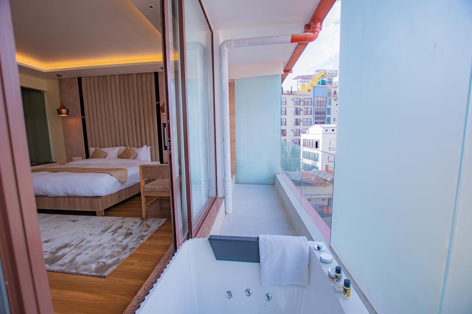 Temple Himalaya Hotel & Spa โพคารา ภายนอก รูปภาพ